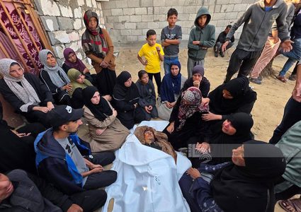 عائلة الشهيد عبدالله أبو حماد تودع جثمان ابنها الذي استشهد برصاص الاحتلال في منطقة بني سهيلا قرب الخط الأصفر شرق خانيونس.