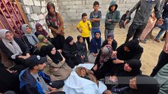 عائلة الشهيد عبدالله أبو حماد تودع جثمان ابنها الذي استشهد برصاص الاحتلال في منطقة بني سهيلا قرب الخط الأصفر شرق خانيونس.