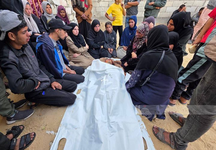 عائلة الشهيد عبدالله أبو حماد تودع جثمان ابنها الذي استشهد برصاص الاحتلال في منطقة بني سهيلا قرب الخط الأصفر شرق خانيونس.