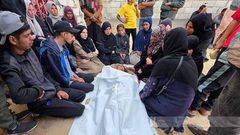 عائلة الشهيد عبدالله أبو حماد تودع جثمان ابنها الذي استشهد برصاص الاحتلال في منطقة بني سهيلا قرب الخط الأصفر شرق خانيونس.