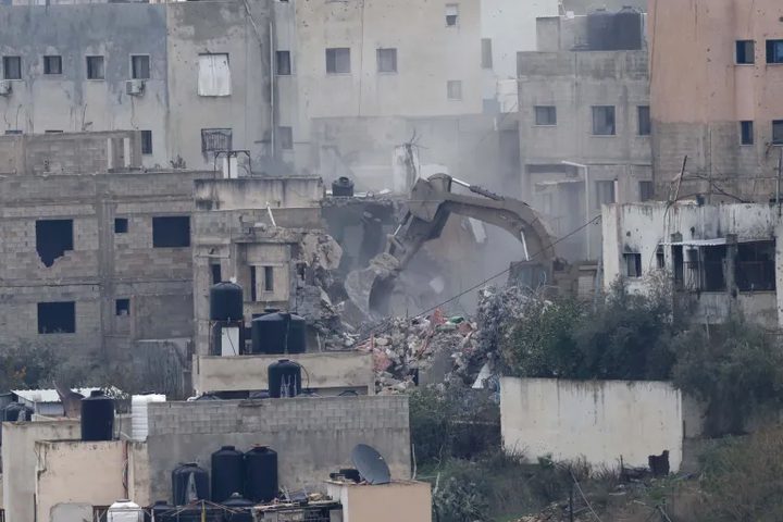 الاحتلال يواصل هدم منازل المواطنين في مخيم جنين