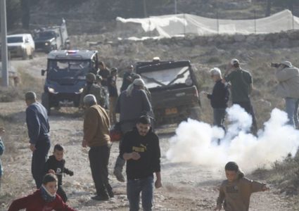 الاحتلال يمنع أهالي ترقوميا من الوصول لأراضيهم وإصابة مواطنين بحالات إغماء