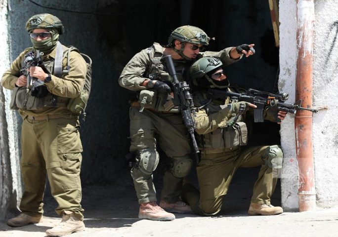 الاحتلال يعتقل مواطنين من مخيم عسكر الجديد شرق نابلس