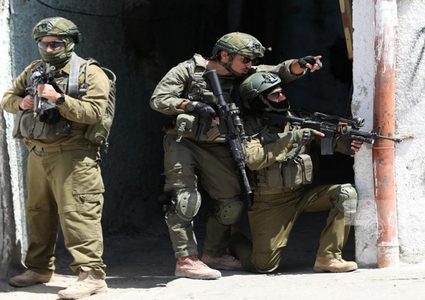 الاحتلال يعتقل مواطنين من مخيم عسكر الجديد شرق نابلس