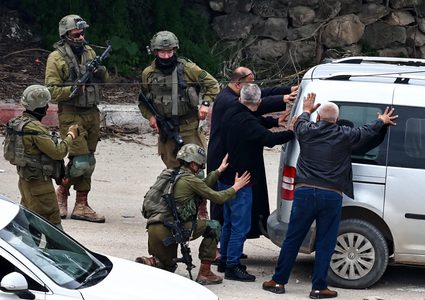 الاحتلال يحتجز عددا من المواطنين في مخيم الفارعة جنوب طوباس