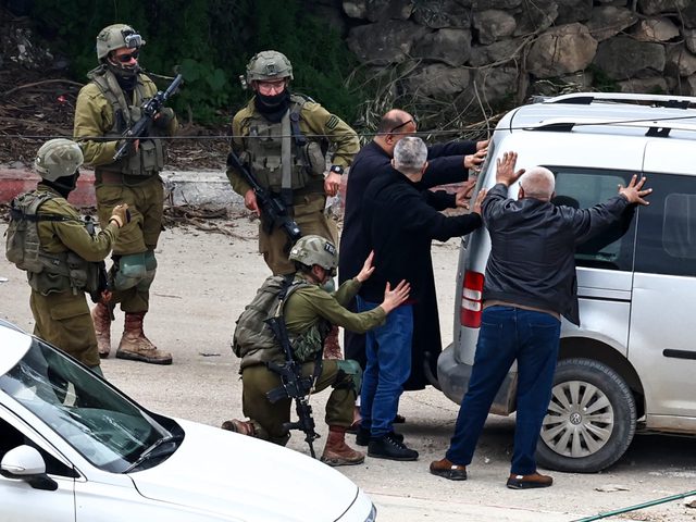 الاحتلال يحتجز عددا من المواطنين في مخيم الفارعة جنوب طوباس