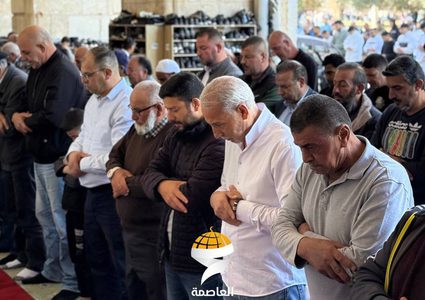 عشرات الآلاف يصلون الجمعة في المسجد الأقصى المبارك رغم تضييقات وعراقيل الاحتلال في محيطه