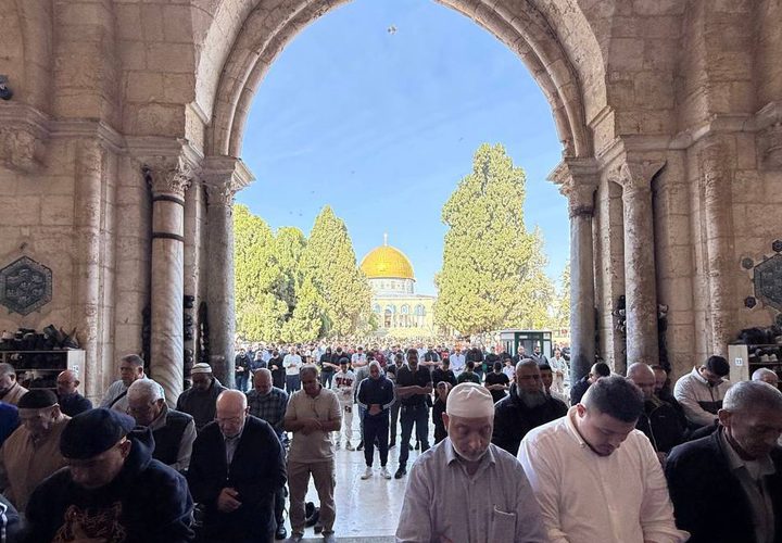 عشرات الآلاف يصلون الجمعة في المسجد الأقصى المبارك رغم تضييقات وعراقيل الاحتلال في محيطه