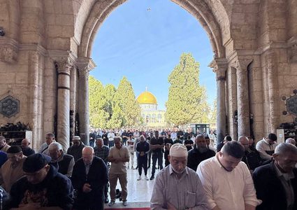عشرات الآلاف يصلون الجمعة في المسجد الأقصى المبارك رغم تضييقات وعراقيل الاحتلال في محيطه