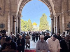 عشرات الآلاف يصلون الجمعة في المسجد الأقصى المبارك رغم تضييقات وعراقيل الاحتلال في محيطه