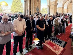 عشرات الآلاف يصلون الجمعة في المسجد الأقصى المبارك رغم تضييقات وعراقيل الاحتلال في محيطه
