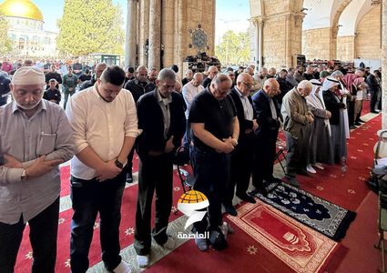 عشرات الآلاف يصلون الجمعة في المسجد الأقصى المبارك رغم تضييقات وعراقيل الاحتلال في محيطه