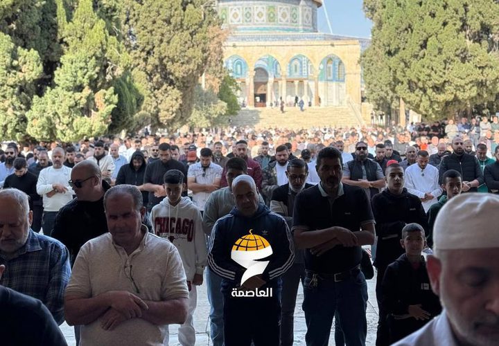 عشرات الآلاف يصلون الجمعة في المسجد الأقصى المبارك رغم تضييقات وعراقيل الاحتلال في محيطه