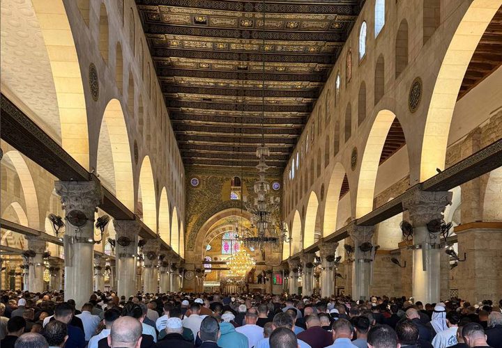 عشرات الآلاف يصلون الجمعة في المسجد الأقصى المبارك رغم تضييقات وعراقيل الاحتلال في محيطه