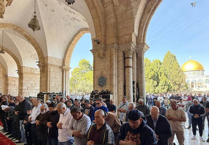 عشرات الآلاف يصلون الجمعة في المسجد الأقصى المبارك رغم تضييقات وعراقيل الاحتلال في محيطه