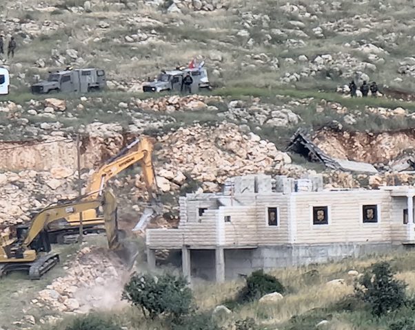 مستوطنون يهدمون منزلا قيد الإنشاء جنوب الخليل