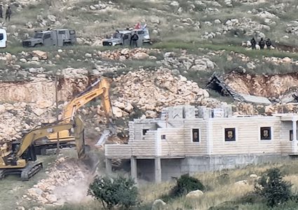 مستوطنون يهدمون منزلا قيد الإنشاء جنوب الخليل