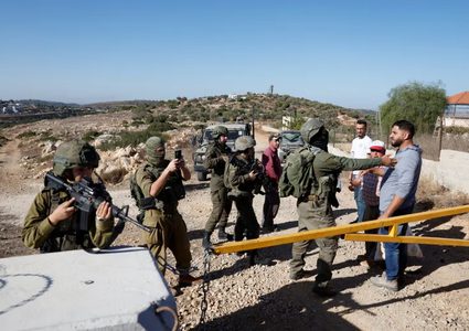 إصابات بالاختناق خلال منع الاحتلال المواطنين من الوصول إلى أراضيهم غرب الخليل