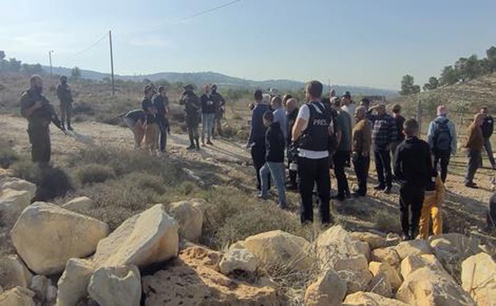 الاحتلال يعتقل 12 شابًا من "تجمع معازي جبع" شمال القدس