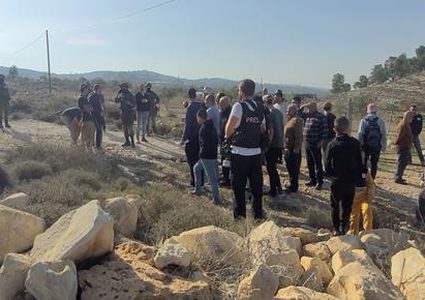 الاحتلال يعتقل 12 شابًا من "تجمع معازي جبع" شمال القدس