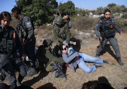 الاحتلال يحتجز مواطنين من بيت فوريك عقب التصدي لهجوم مستوطنين