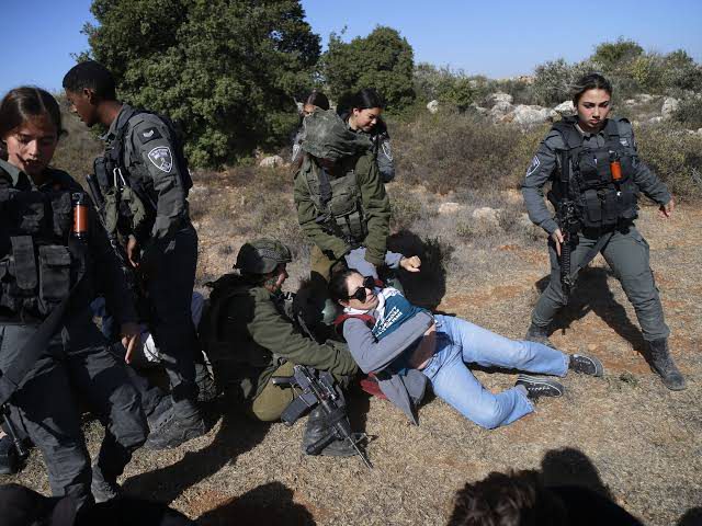 الاحتلال يحتجز مواطنين من بيت فوريك عقب التصدي لهجوم مستوطنين