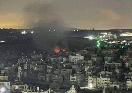 الاحتلال يحرق منزلا في مخيم نور شمس وسط حصار متواصل لليوم 294