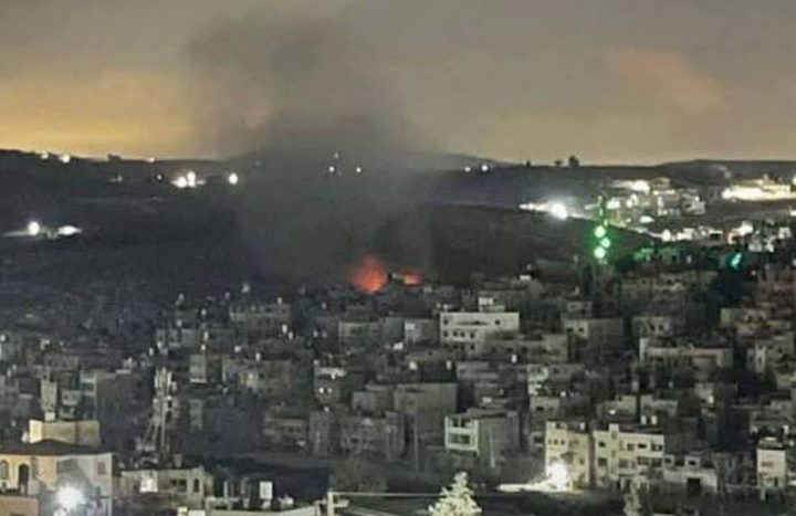 الاحتلال يحرق منزلا في مخيم نور شمس وسط حصار متواصل لليوم 294