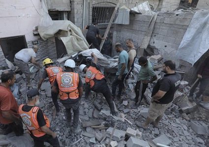 الدفاع المدني: انتشال جثامين خمسة شهداء في مخيم المغازي