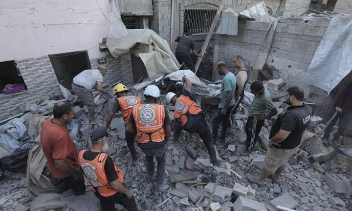 الدفاع المدني: انتشال جثامين خمسة شهداء في مخيم المغازي