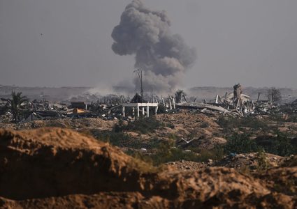 غارات جوية شرق غزة وقصف مدفعي وإطلاق نار وسط وجنوب القطاع