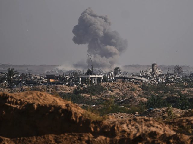 غارات جوية شرق غزة وقصف مدفعي وإطلاق نار وسط وجنوب القطاع