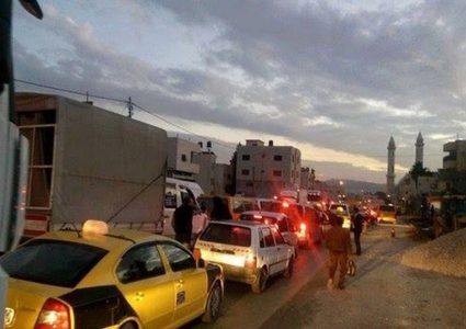 الاحتلال يحتجز عشرات المركبات عند حاجز بيت إكسا