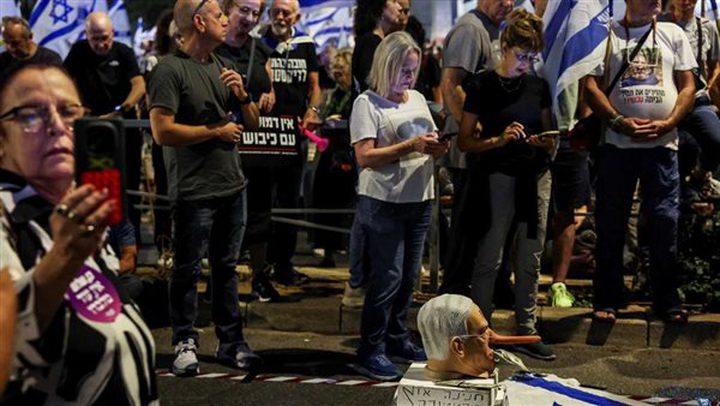 تظاهرة امام منزل الرئيس الاسرائيلي رفضا للعفو عن نتنياهو