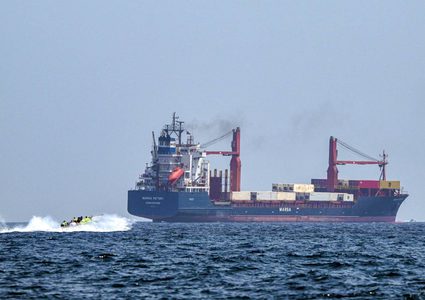 طهران تصادر سفينة أجنبية بتهمة تهريب الوقود