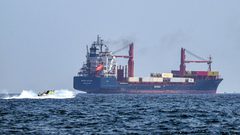 طهران تصادر سفينة أجنبية بتهمة تهريب الوقود