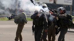 الاحتلال يصيب مواطنين بالاختناق عقب اقتحام اللبن الشرقية واإغلاق مدخلها