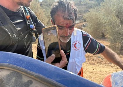 اصابة 4 متضامنين أجانب في هجوم للمستوطنين في تجمع عين الديوك بأريحا