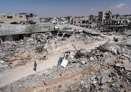 الاحتلال يواصل تدمير حي الشجاعية ويقصف بالمدفعية خان يونس بقطاع غزة