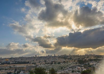 حالة الطقس: انخفاض طفيف على الحرارة اليوم وأجواء باردة مع زخات متفرقة