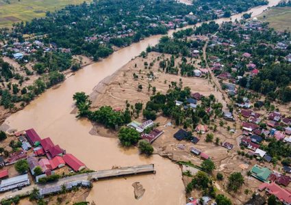 كارثة في إندونيسيا: الفيضانات والانهيارات الأرضية تودي بحياة 502 شخص