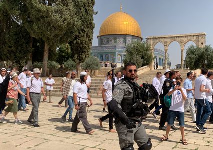 مستوطنون يقتحمون باحات المسجد الأقصى بحماية الاحتلال