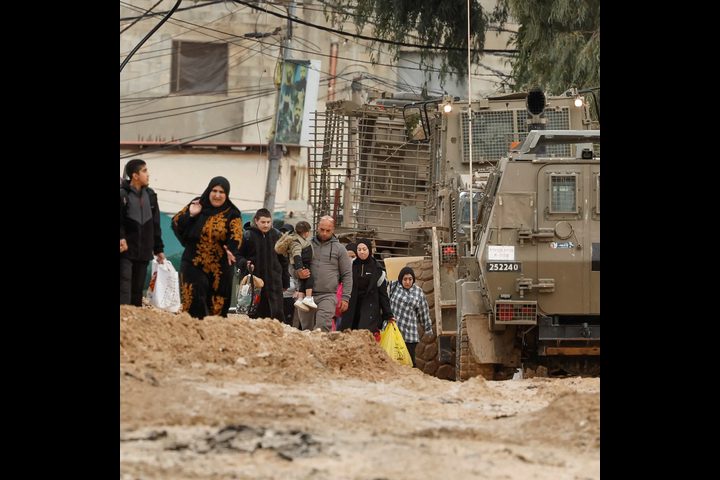الاحتلال يجبر مواطنين على إخلاء منازلهم في حي الجابريات بمحيط مخيم جنين