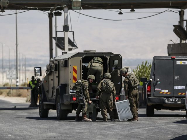 قوات الاحتلال تعتقل 11 مواطنا معظمهم أسرى محررون في اللبن الغربي ورنتيس