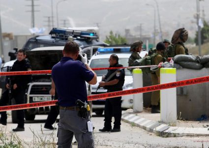 الاحتلال يطلق النار على شاب شمال رام الله ويشدد الحصار