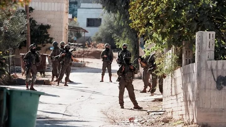 الاحتلال يواصل عدوانه على طوباس وعقابا: اعتقالات ومداهمات للمنازل