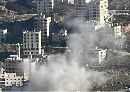 احتجز جثماني شهيدين وفجر منزلين.. الاحتلال يشنّ حملة اعتقالات في الضفة