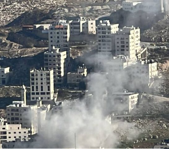 احتجز جثماني شهيدين وفجر منزلين.. الاحتلال يشنّ حملة اعتقالات في الضفة