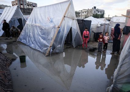 شاحنة من الخيام وصلت إلى غزة بعد عام من إرسالها