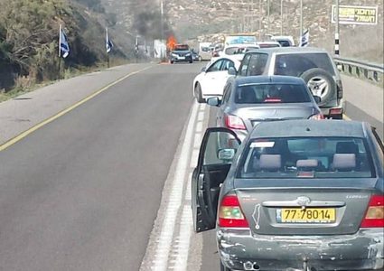 (محدّث) إصابة مواطن وابنته وحرق مركبتهما في اعتداء مستوطنين قرب اللبن الشرقية